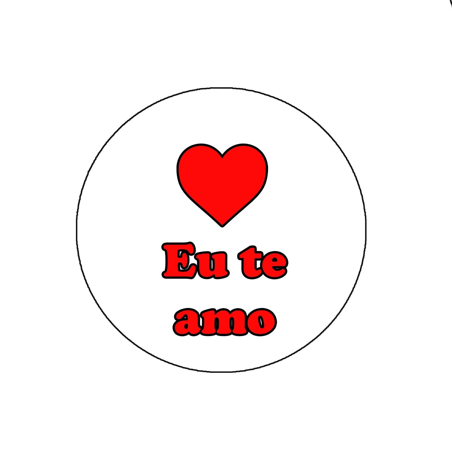 Round pinback badge with red heart and 'Eu te amo' lettering