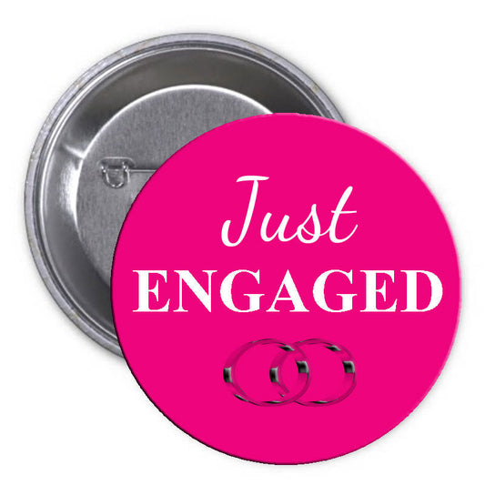 Pinback rose de 1,25 po, tout juste fiancé
